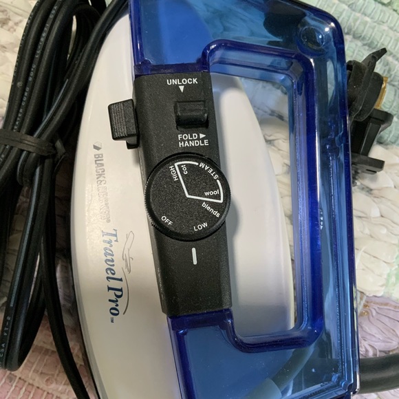 Black & Decker Travel Iron - Steam Folding Handle - Picture 4 of 10